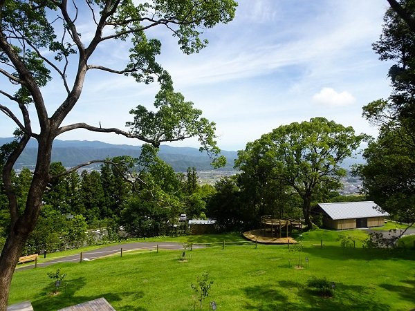 高知縣立牧野植物園位於五臺山上風光明媚（筆者攝影）