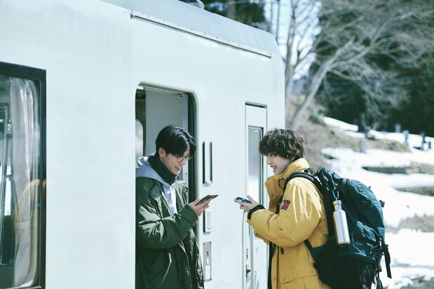 ジミーと幸次(道枝駿佑、右)は電車内で出会う。監督の藤井道人いわく「制約ゆえにドラマティックな撮影体験だった」 ©2024「青春18×2」Film Partners