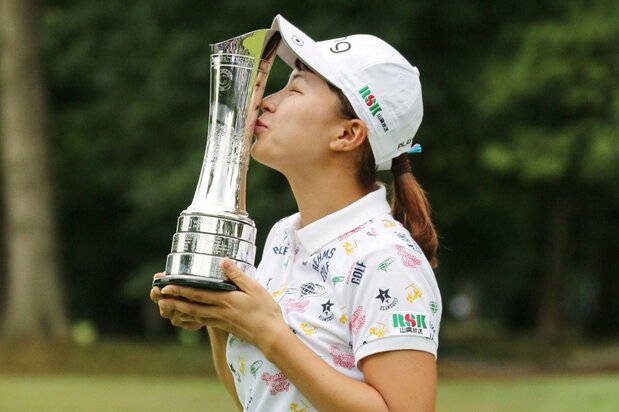 2019年8月5日、全英女子オープンで優勝し、トロフィーにキスする渋野　時事