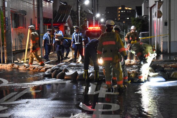 東京都区部で震度5強を記録した地震では、複数の箇所で水道管が破裂し、復旧に追われた(2021年10月8日)