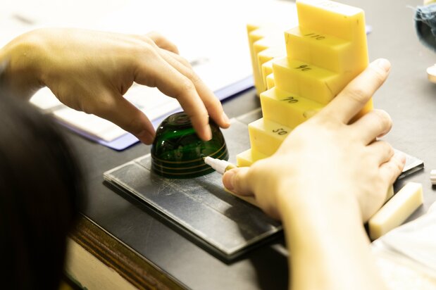 カットの目安となる線を引く「割り出し」の工程。江戸切子の美しいきらめきはここから始まる