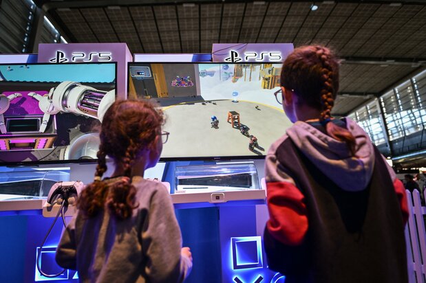 Ребенок играет на PS5. Paris Game Week 2024 (© Абдулла Фирас/ABACA, предоставлено Reuters Connect)