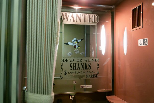 A restroom sink where you can feel like Shanks with a massive bounty, perfect for a photo op. (© Kusano Seiichirō)