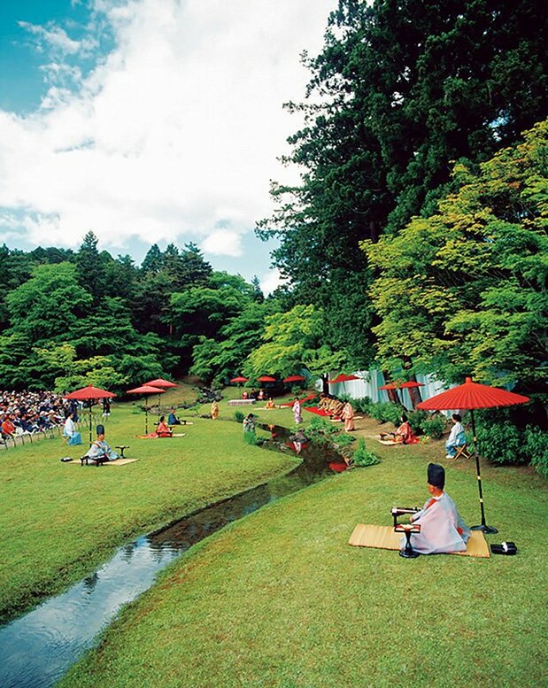 每年5月,以“遣水”为舞台举行“曲水之宴”活动,人们身着平安时代衣装并吟诵和歌(图片:毛越寺)