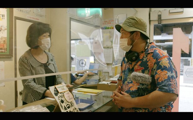 小倉昭和館の館長・樋口智巳さん(本人)に上映の可能性を尋ねる渡辺。同館はその後火災で焼失 ©cinemadrifters