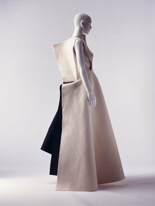 山本耀司製作のドレス、スカート(1996年秋冬)。畠山崇撮影 ©京都服飾文化研究財団
