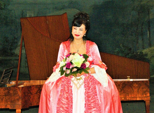 In January 2011, Ikeda Riyoko herself sang at a recital held on the grounds of the Palace of Versailles as part of the Angoulême International Comics Festival. (©︎ Jiji)