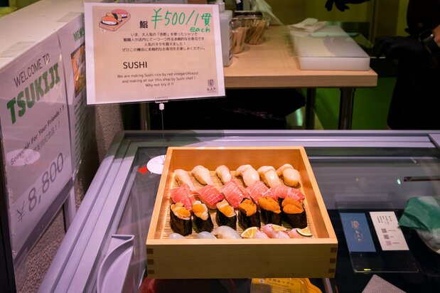 中トロやウニなどの高級ネタを、赤酢を使ったシャリに乗せたワンコインずし