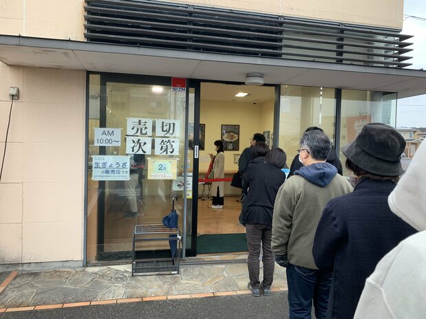 In addition to six shops in Miyazaki Prefecture, Gyōza no Maruoka has branches in Kagoshima, Kumamoto, Fukuoka, Hyōgo, and Osaka. In Miyazaki, the lines last until the shops sell out. (© Tsuneyoshi Hiroyuki)