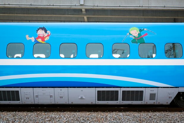 Luffy and Roronoa Zoro also appear above the windows. (© Kusano Seiichirō)