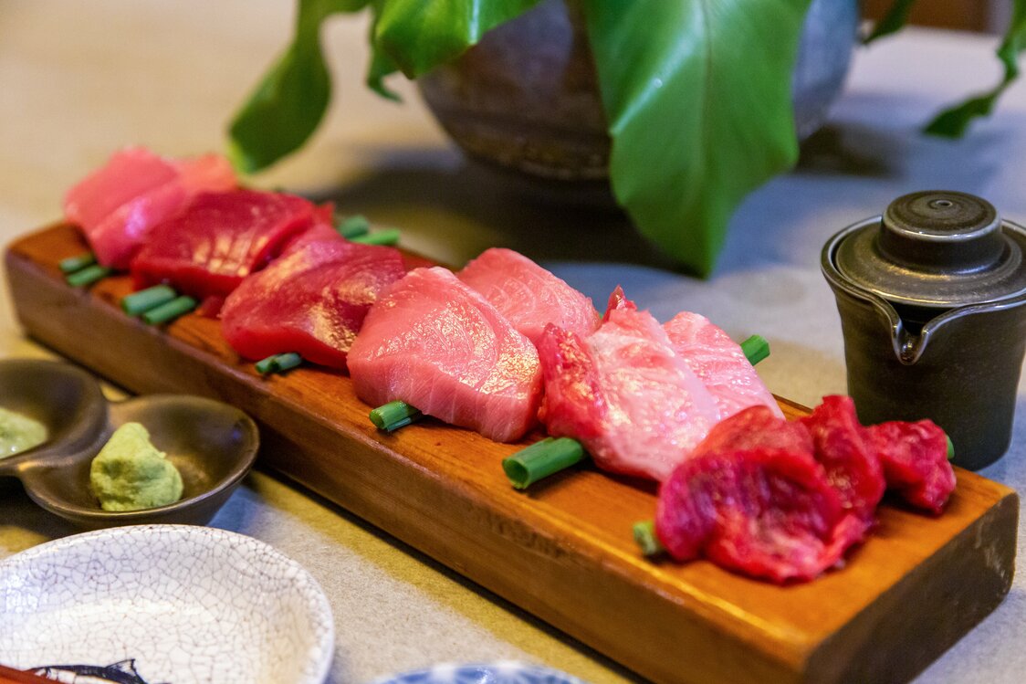 大人気の「マグロマート盛り」（1人前880円、注文は2人前から）。写真左から中トロ、赤身、天身（てんみ）、脳天、アゴ肉、のど裏肉。生でも、軽くあぶってもおいしい
