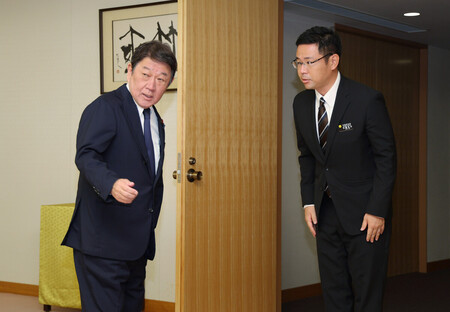 日本外相茂木敏充（左）7日上午在外務省迎接沖繩縣知事古謝玄太（右）