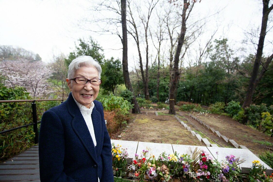 Okamoto ante la parcela que reservó.