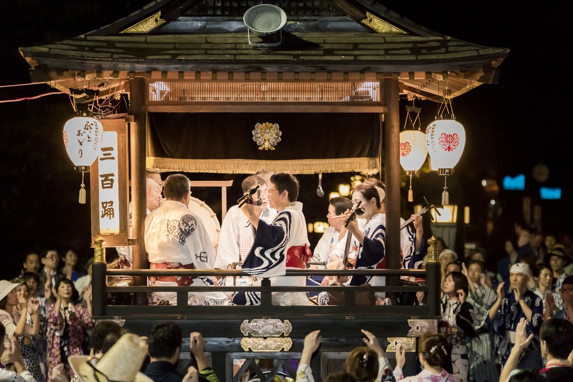 「三百踊」の起源は、領民に身分の隔てなく300文ずつ与えた郡上藩主に、感謝を込めてささげた地踊り