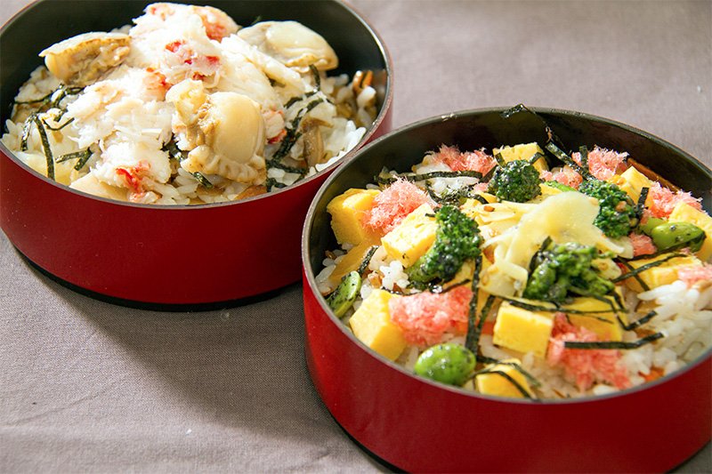 Se coloca encima del arroz ingredientes como alga nori, huevo y algodón de pescado, y ya está listo para comer.