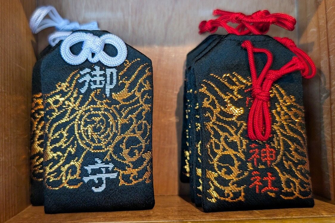 Amuletos negros con el motivo del cuervo de tres patas. (© Gomi Yoji)