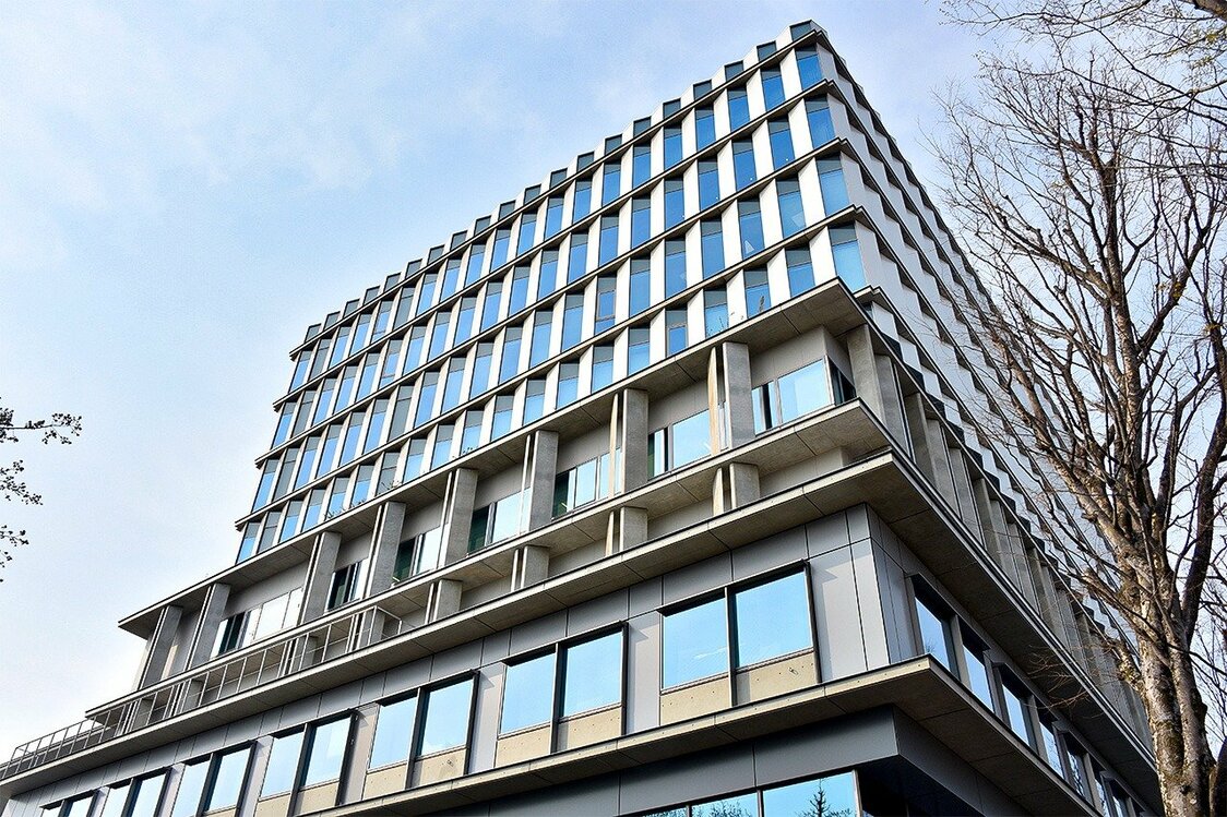 世田谷区庁舎。周辺に高層建築がないため、展望ロビーからは富士山などを遠望できる（筆者撮影）