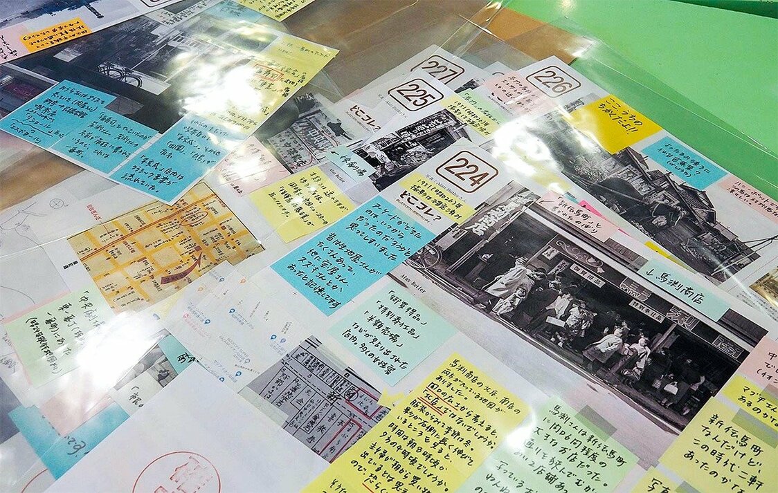 来場者は写真に関する情報を付箋でペタペタと貼っていく