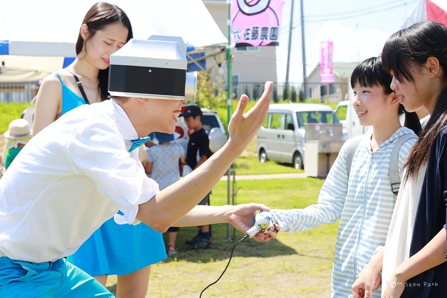 Touchy interacts with local children at the matsuri. (© Miseon Park)