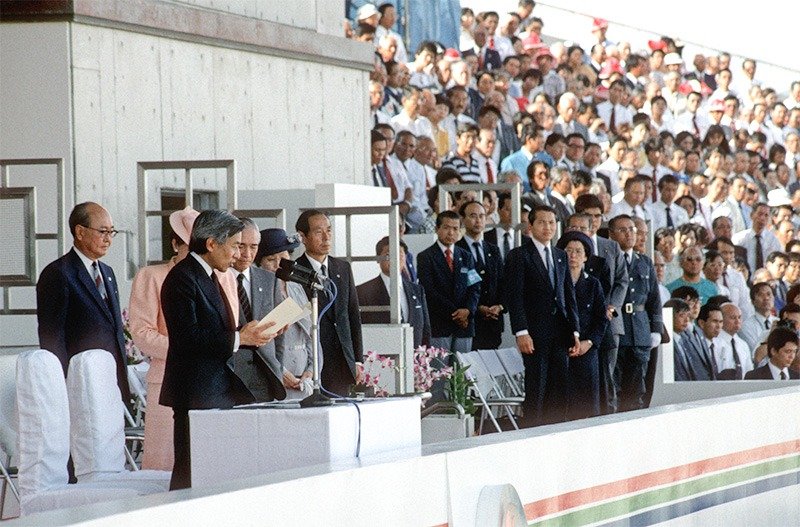 沖縄国体で、昭和天皇のお言葉を代読される皇太子さま（現陛下）＝1987年10月、沖縄市（時事）