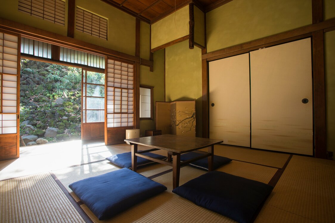 畳敷きの和室では、庭の眺めを楽しみながらリラックスできる