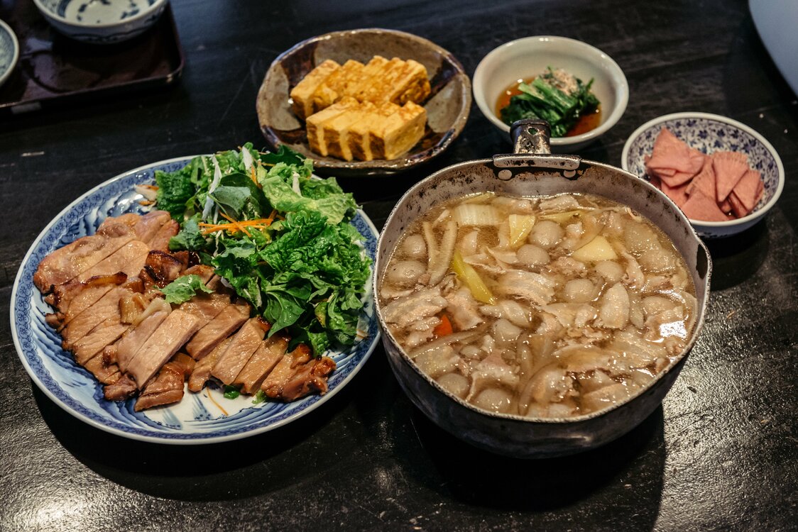 あっさりした朝ごはんの後、昼と夜は、敷地内にある「小布施堂本店」のレストランから「まかない」が届く。今日の昼ごはんは豚のしょうが焼き、玉子焼き、お浸し、漬物に熱々の豚粕汁