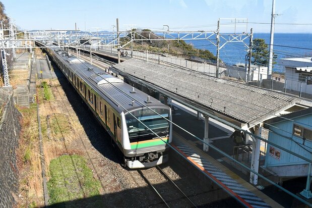 根府川駅構内。左端に旧駅の1番ホームがあった