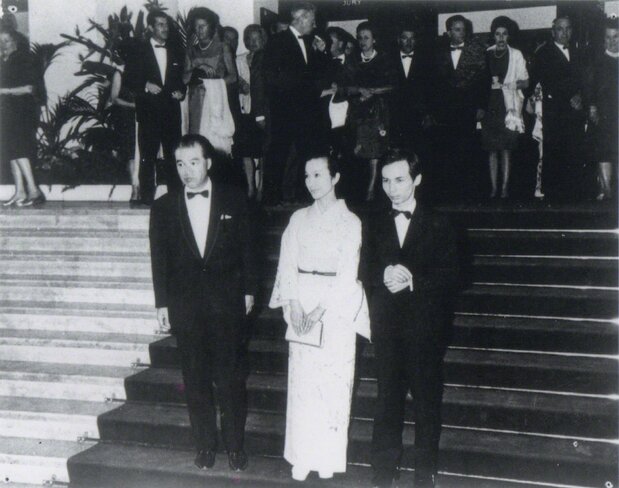 1965年5月、カンヌ国際映画祭で、『怪談』が審査員特別賞を受賞。小林正樹監督(左)、主演の新珠三千代と共に、音楽を担当した武満も受賞式に参加した。