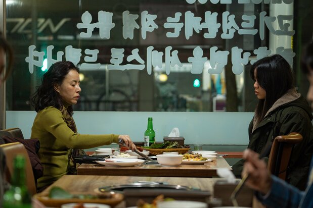 向き合って食事をする母・スギョン（ヤン・マルボク、左）と娘・イジョン（イム・ジホ）