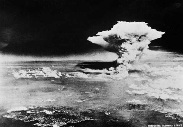 The “mushroom cloud” rising after the atomic bomb was dropped on Hiroshima. This photo was probably taken by an American plane about an hour after the bombing, in the vicinity of Kurahashijima south of the city. (Courtesy Hiroshima prefectural government; © Jiji)