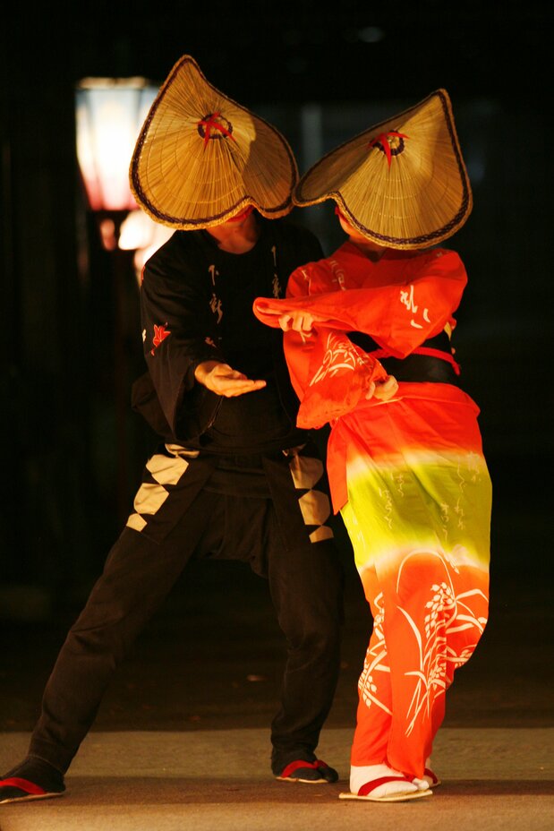 A couple dance to a ballad about unrequited love. (© Haga Library)
