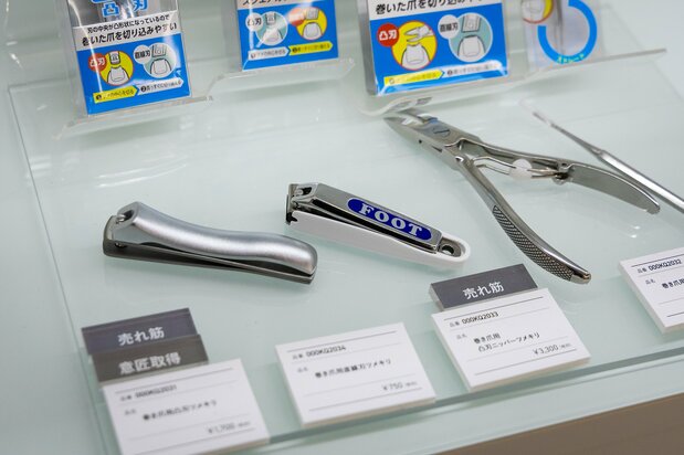 巻き爪用に便利な製品。左から凸刃、直線斜め刃、凸刃のニッパー型