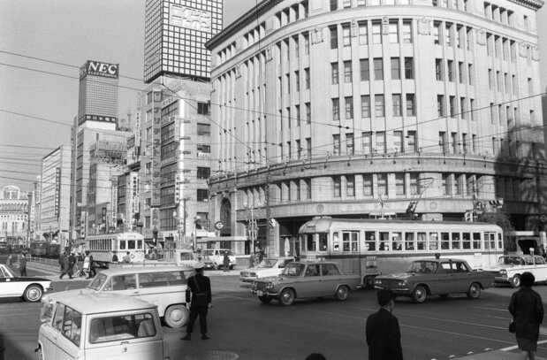 銀座を走る都電  1967年12月9日撮影（時事）