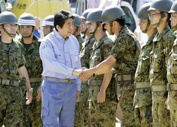 2018年7月13日、西日本豪雨で被災した愛媛県宇和島市で被災者支援を行う自衛隊員を激励する安倍首相 共同
