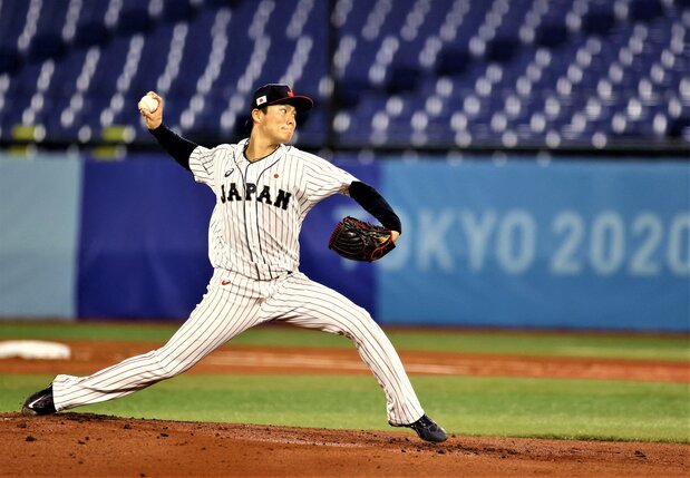 昨季は日本プロ野球史上初となる2年連続の投手5冠を達成した山本由伸。東京五輪でもドミニカ共和国、韓国戦に先発し防御率1.59の好成績を挙げ、侍ジャパンの優勝に貢献した(2021年8月4日、神奈川県)AFP=時事