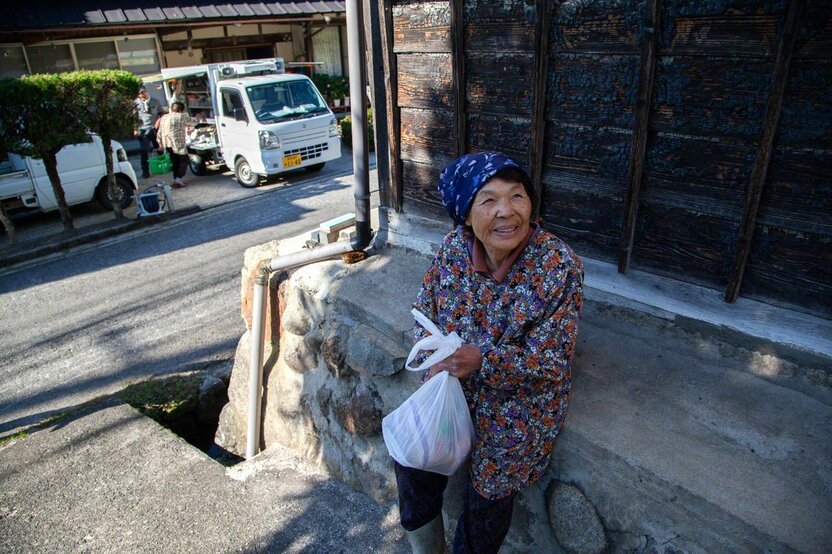 90歳のおばあちゃんはイカを購入。「今夜は煮付けですわ」