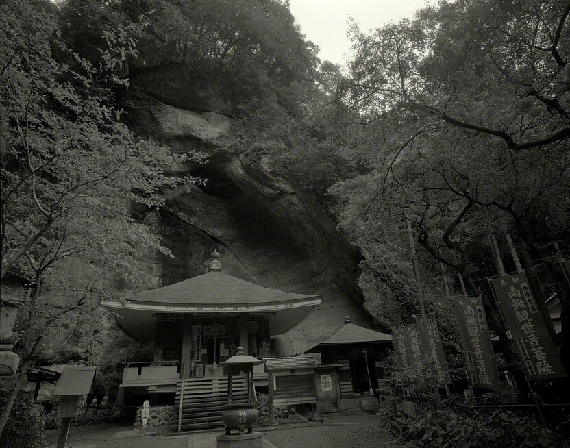 Le pavillon Kannon-dô est adossé à la falaise.