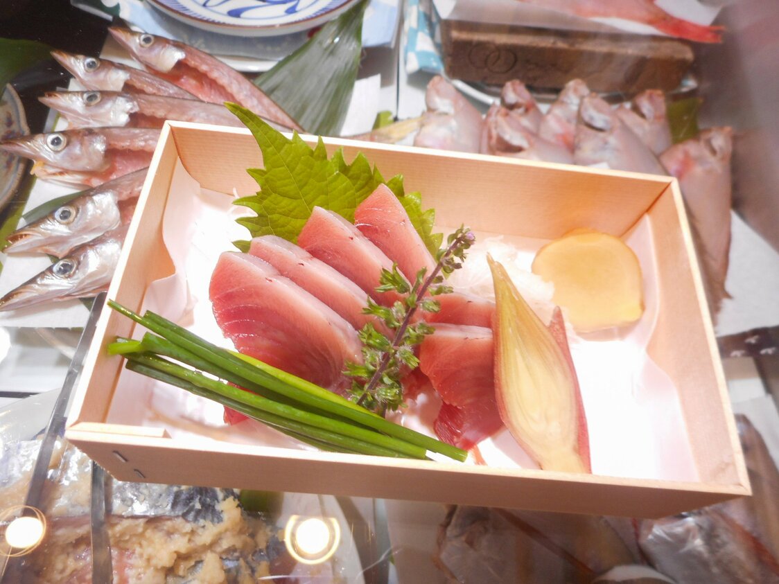 「根津松本」の店頭で、6切れ3000円ほどで販売された「迷いガツオ」のお造り（2019年12月）　写真：筆者提供