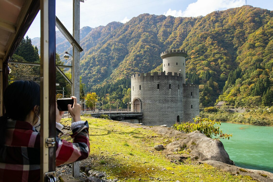 La planta de generación eléctrica de Shin-Yanagawara en el lago Unazuki parece un castillo flotante. Es una construcción relativamente nueva que empezó a funcionar en 1993.