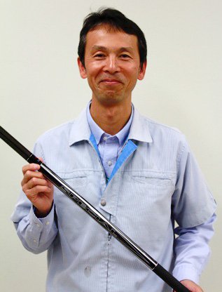 Daiwa釣具生產總部釣竿製造部菅谷英二副部長。從國中時代起就喜歡釣魚，後來對釣魚越來越痴迷，最終進入Daiwa公司。30多年如一日，一直專心開發新釣竿