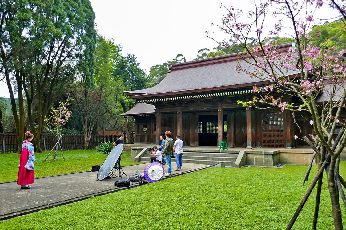 穿著和服，在舊桃園神社拜殿（忠烈祠區域）拍照的人們。cosplay拍照或婚攝都喜歡利用日治時期的建築物