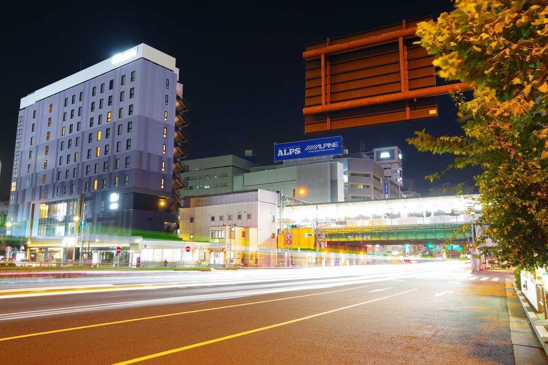 深夜の五反田駅前の風景（PIXTA）