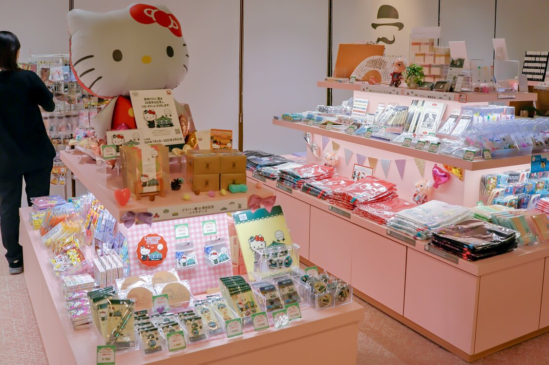 在博物馆商店内，可以购买与园区“同龄”的Hello Kitty联名产品