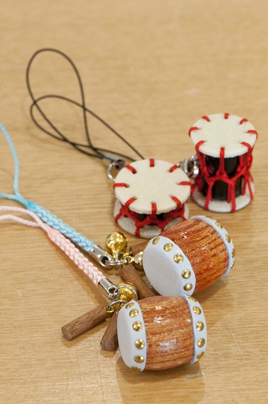 A genuine leather strap to attach to your cell phone, keys, or bag; the one in front is the “nagadō daiko” and costs ¥1,785 and the strap behind it costs ¥1,260.
