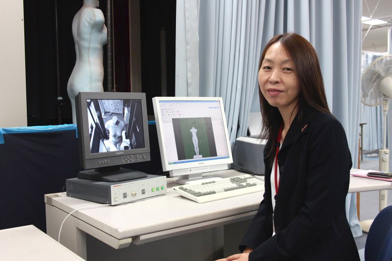 La investigadora Sakamoto Akiko del Centro de Investigación Humana de Wacoal sentada frente a la mesa de control del dispositivo láser de medición tridimensional sin contacto