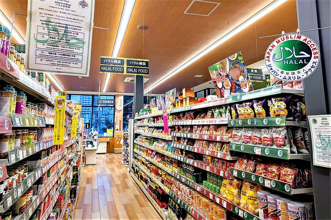 陳列棚には膨大な種類の食材やスパイス類が並べられている　筆者撮影