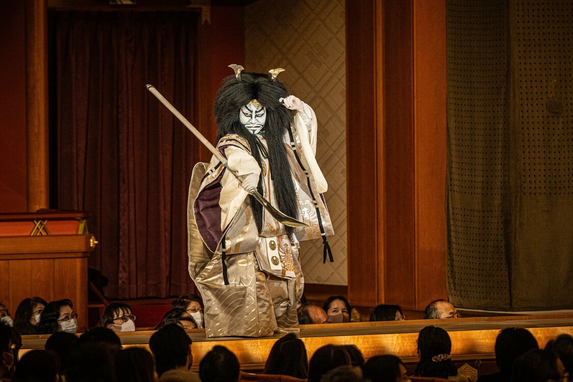 2023年2月，在纪念父亲逝世13周年的演出活动中，中村鹰之资在歌舞伎座舞台上挑战了《船弁庆》的平知盛一角