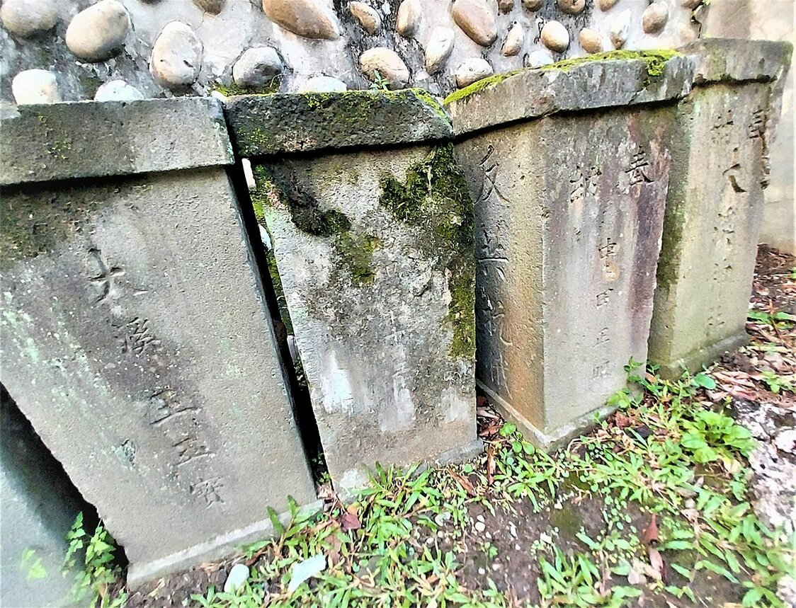 「大渓神社」の名残、奉納石柱。側面に「反共抗俄」と字が足されている