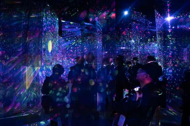 Visitors enjoy the immersive Anima! experience. (© Nippon.com)