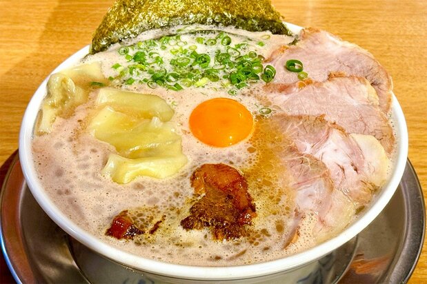 El Kiwamiramen de Sandaime Hakata Daruma (1.530 yenes), situado en Ramen Kokugikan Mai. (Fotografía: Yamakawa Daisuke)